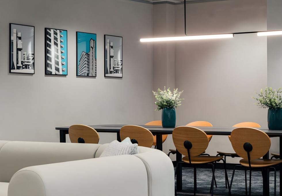 Dedicated breakout area at Aldersgate Street, KNIGHT FRANK in Barbican