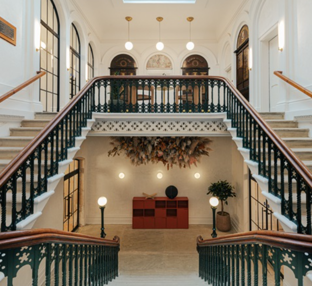 Hall/access at Walworth Road, Situu (Elephant and Castle)