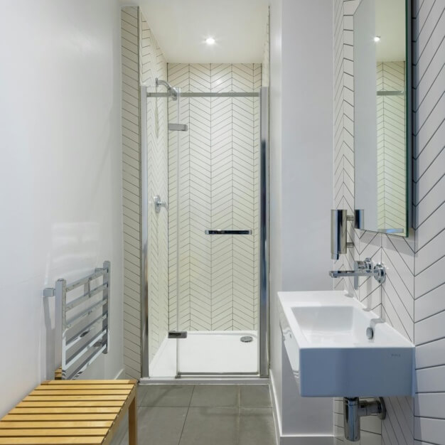 The showers at Old Street, London, Kontor in Old Street