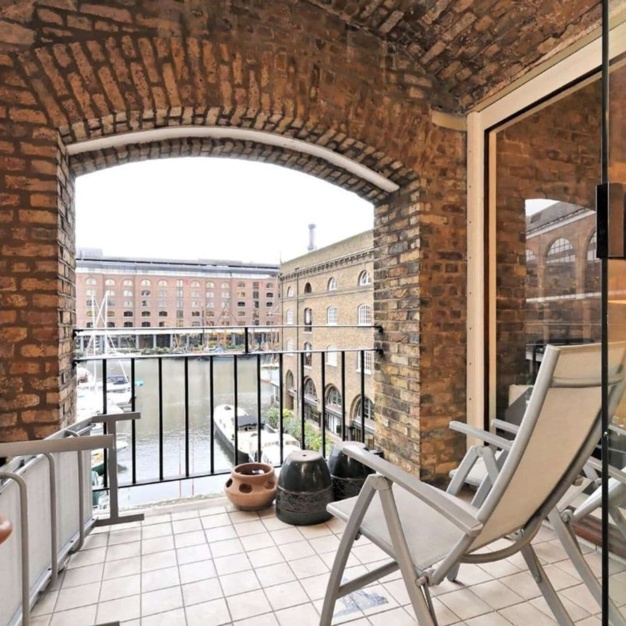 The roof terrace at East Smithfield, Ingleby Trice in St Katharine Docks