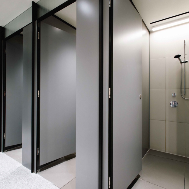 Showers in Strand, Orega, Strand