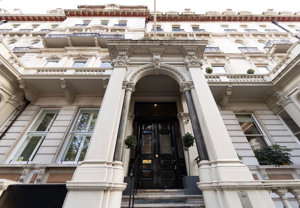 Building pictures of Grosvenor Gardens, KNIGHT FRANK at Victoria