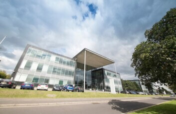 The building at Bath Road, Regus in Slough
