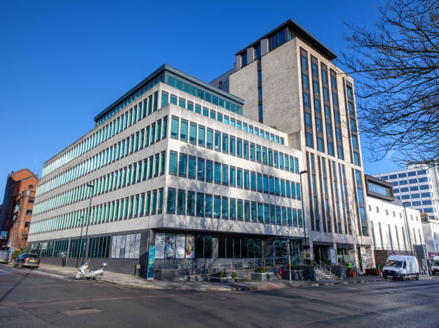 Building outside at Grosvenor Square, Regus, Southampton