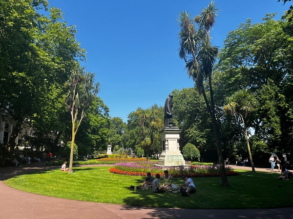 Gardens close to serviced office buildings