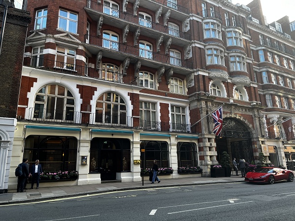 Grand hotels near office spaces